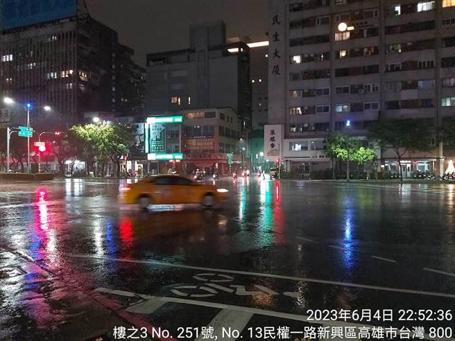 高雄市民族与民生路口积水已退。（高雄市政府水利局提供／林雅惠传真）