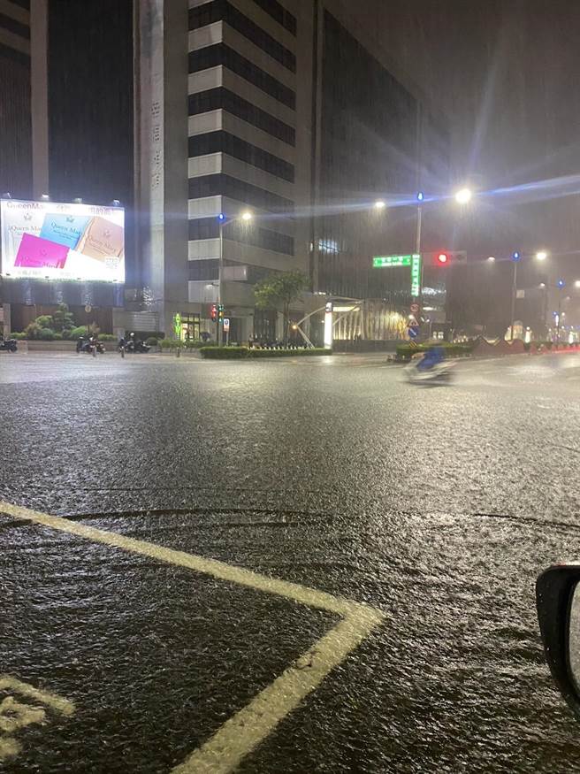 高雄市4日晚间下起大豪雨，雨势持续近4小时。（民眾提供）