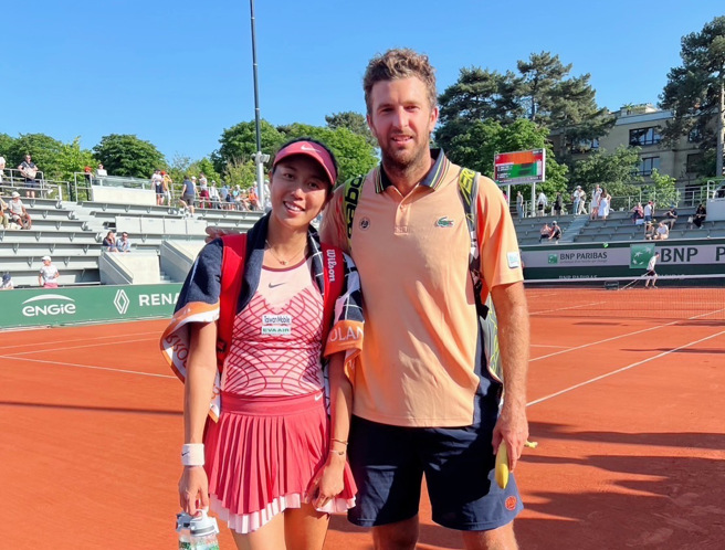 詹皓晴（左）与法国选手马丁合作的混双，闯进本届法网8强。（刘雪贞提供）