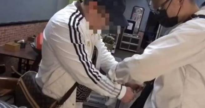 许男每月花大量钱财吸毒，更常在家里开毒趴，近日遭台中警方逮捕。（图／翻摄画面）