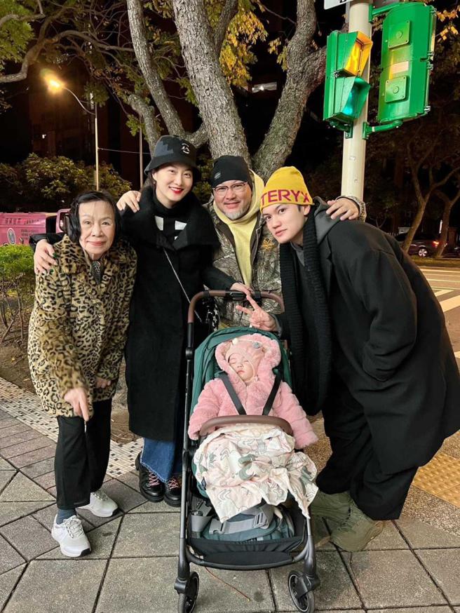刘子铨（右起）、刘亮佐、赵小侨以及奶奶和宝宝典典一家人感情相当好。（图／取自脸书）