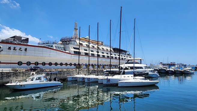 澎县府渔港管理长期摆烂，致游艇在第二渔港和渔船争抢席位。（许逸民摄）