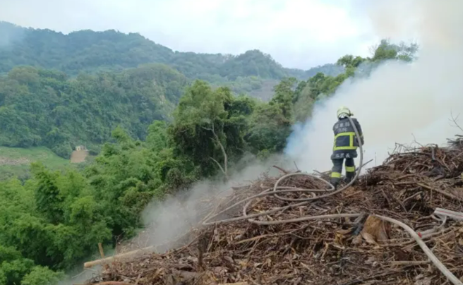 苗栗县大湖昨（4）发生山林大火，大批消防队员赶往灌救，昨下午一度发生风势改变，火势瞬间转向消防队员，导致10名警义消出现热衰竭症状。（翻摄自记者爆料网）