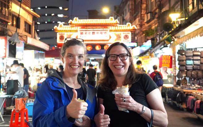 AIT主席罗森柏格(右)。（取自美国在台协会 AIT 脸书）