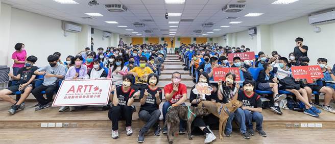 台湾动物紧急救援小组团队日前安排「狗助教」与高雄仁武八卦国小学童互动，会后大家合影留念。（台湾动物紧急救援小组提供／林瑞益高雄传真）