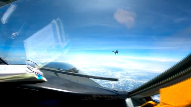 郭正亮批评，美军军机把抵近侦查，当作是在维护自由航行的行为，实在是太离谱了。（图／撷取自美军印太司令部影片）