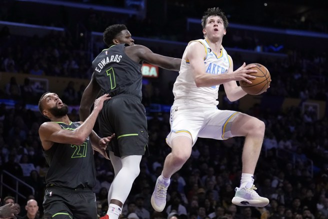 里夫斯(右)与爱德华兹都答应要打今年世界杯美国队了。(美联社资料照)