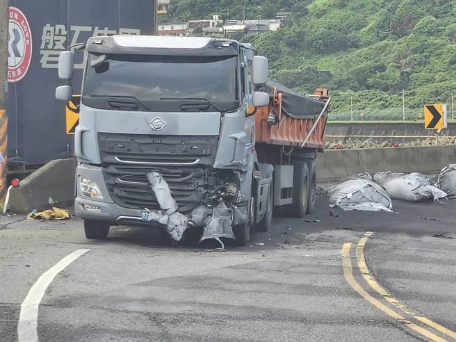 新北市瑞芳区滨海公路阴阳海路段，5日上午发生砂石太空包掉落路面意外，导致滨海公路大塞车。（新北市警察局提供／张志康新北传真）