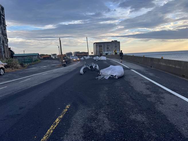 新北市瑞芳区滨海公路阴阳海路段，5日上午发生砂石太空包掉落路面意外，导致滨海公路大塞车。（新北市警察局提供／张志康新北传真）