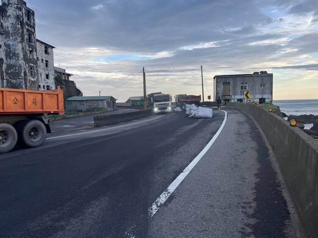 新北市瑞芳区滨海公路阴阳海路段，5日上午发生砂石太空包掉落路面意外，导致滨海公路大塞车。（新北市警察局提供／张志康新北传真）