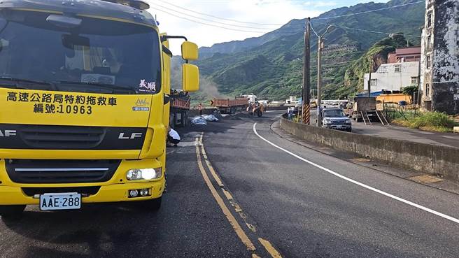 新北市瑞芳区滨海公路阴阳海路段，5日上午发生砂石太空包掉落路面意外，导致滨海公路大塞车。（新北市警察局提供／张志康新北传真）