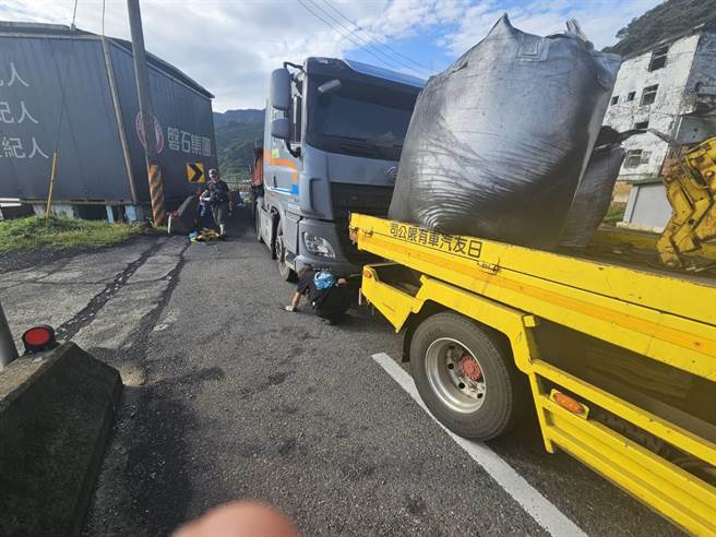 新北市瑞芳区滨海公路阴阳海路段，5日上午发生砂石太空包掉落路面意外，导致滨海公路大塞车。（新北市警察局提供／张志康新北传真）