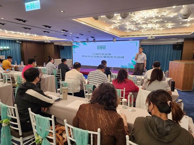 高市旅馆业者参加穆斯林推广说明及训练大合照。（柯宗纬翻摄）