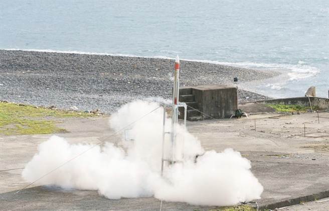 「淡江一型」今晨屏东旭海顺利试射，验证科研火箭研制能力。(国家太空中心提供)