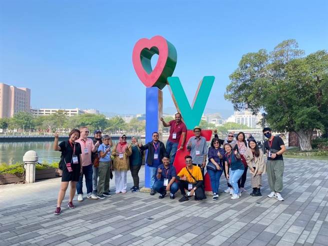 穆斯林踩线团体验享受高雄爱河的悠閒风情。（柯宗纬翻摄）