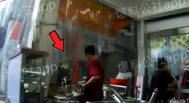 民眾涌入店家的Google评论以1星灌爆外，也把店家名称改为「XX牛肉抹布水拉麵」。（图／翻摄自爆料公社）