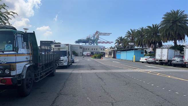 高雄前镇渔港西岸码头5日上午有民眾报案，一名男子平躺在人行道上，疑似没有呼吸。警消到场证实该名男子身亡，也在附近找到死者汽车，车内发现遗书及一份癌症诊断证明书，后续将通知检察官相验确认厘清死因。（民眾提供／袁庭尧高雄传真）