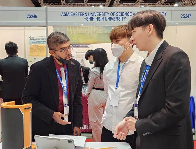 朝阳科大金牌获奖作品在马来西亚发明展会场上询问度高。(朝阳科大提供)