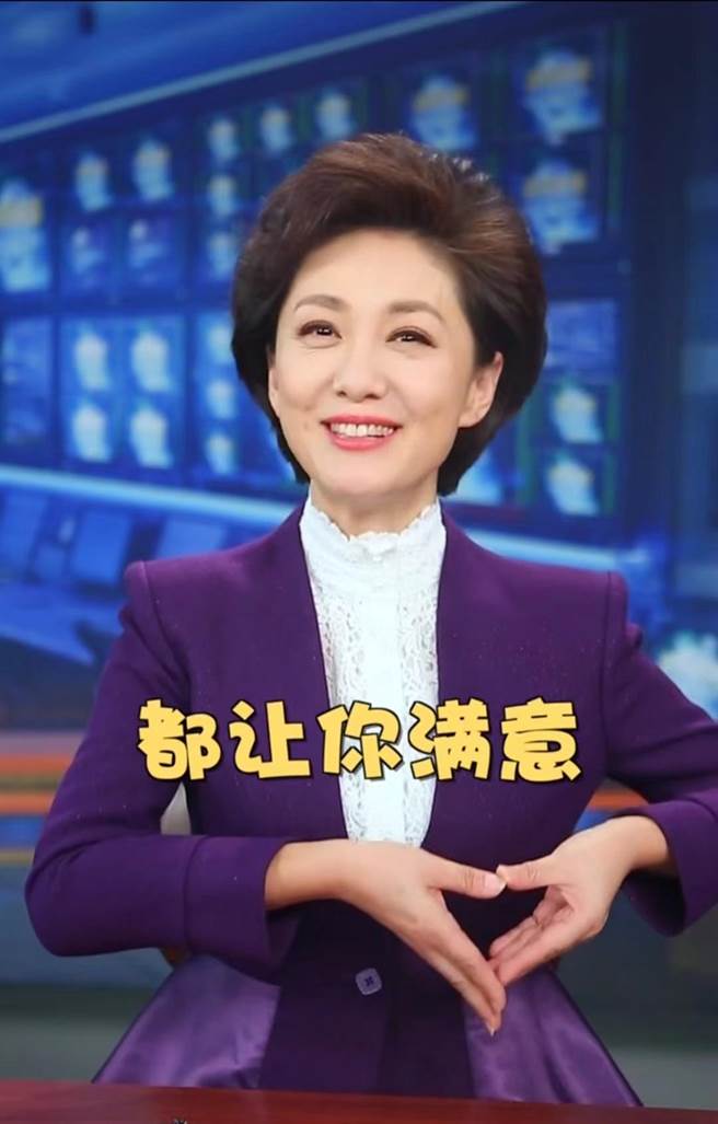 海霞此前已经以中央广播电视总台总编室播音员主持人管理中心副主任的新身份公开亮相。（央视新闻截图）