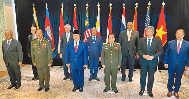 第20届「香格里拉对话」2日举行，美国国防部长奥斯汀（右3）与南亚多国国防部长及代表合影，并重申美国对该地区的承诺。（摘自新加坡国防部官网）