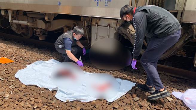 桃园火车站5日早上9点半发生旅客落轨，卡第三节车厢下身首分离惨死。(翻摄照片／蔡依珍桃园传真)