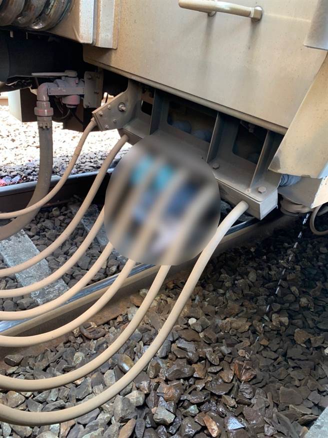 桃园火车站5日早上9点半发生旅客落轨，卡第三节车厢下身首分离惨死。(翻摄照片／蔡依珍桃园传真)