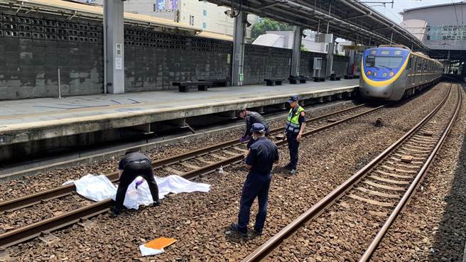 桃园火车站5日早上9点半发生旅客落轨，卡第三节车厢下身首分离惨死。(翻摄照片／蔡依珍桃园传真)