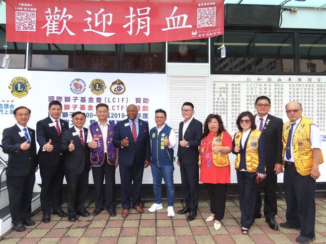 国际狮子会台中市300C-1区2019-2020年度总监谢文卿募款斥资681万元以捐血车改造成定点式捐血站，国际狮子会国际厘抚基金会主席LCIF道格拉斯·亚歷山大一起见证歷史时刻。（冯惠宜摄）