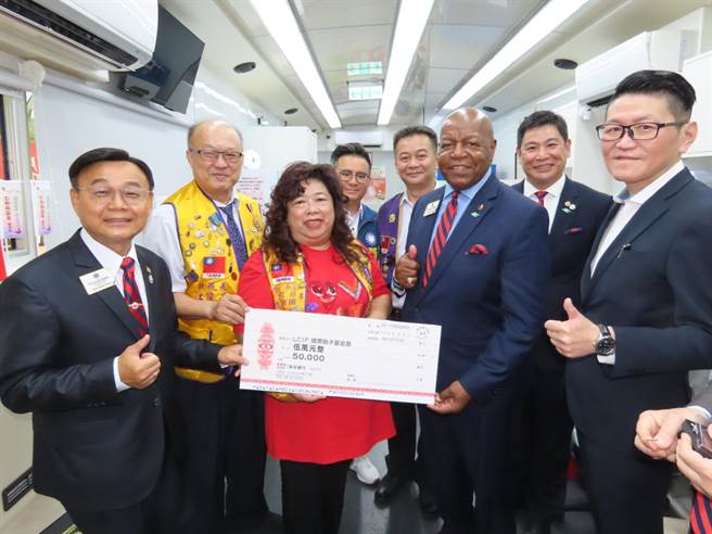 国际狮子会台中市300C-1区2019-2020年度总监谢文卿募款斥资681万元以捐血车改造成定点式捐血站，国际狮子会国际厘抚基金会主席LCIF道格拉斯·亚歷山大一起见证歷史时刻。（冯惠宜摄）