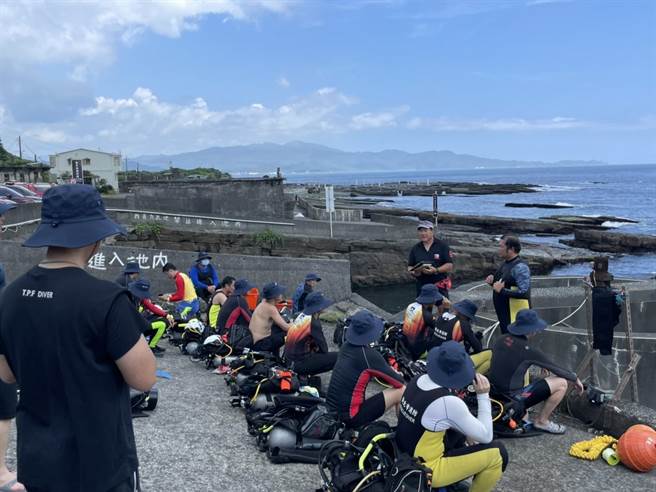 新北市贡寮有民眾採海菜失踪，新北市消防局六大队、海巡人员及内政部空勤总队都在全力搜索。（新北市消防局提供／张志康新北报导）