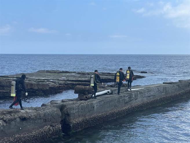 新北市贡寮有民眾採海菜失踪，新北市消防局六大队、海巡人员及内政部空勤总队都在全力搜索。（新北市消防局提供／张志康新北报导）