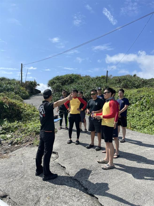 新北市贡寮有民眾採海菜失踪，新北市消防局六大队、海巡人员及内政部空勤总队都在全力搜索。（新北市消防局提供／张志康新北报导）
