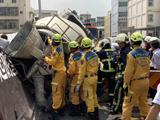 水泥预拌车因地面塌陷造成车身侧翻，驾驶送医救治中。（民眾提供／陈淑娥台中传真）