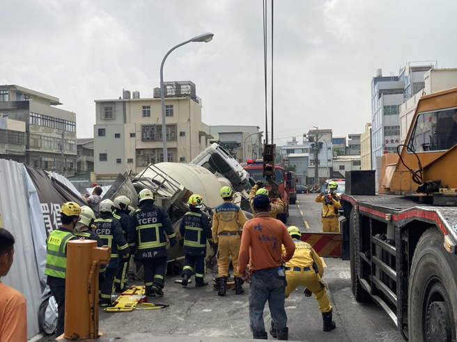 水泥预拌车因地面塌陷造成车身侧翻，驾驶送医救治中。（民眾提供／陈淑娥台中传真）