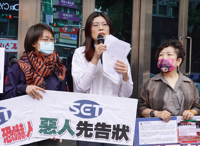 立委郑丽文（中）与同党立委曾在北市中正一分局大门口举行「三立恶人先告状」记者会。（本报资料照）