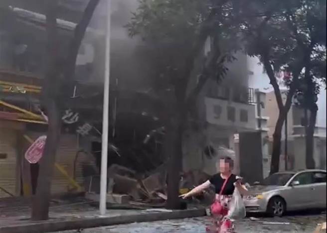 大陆广东汕头市金平区龙眼南路一间餐饮店5日突发燃气爆炸。（翻摄自香港东网）