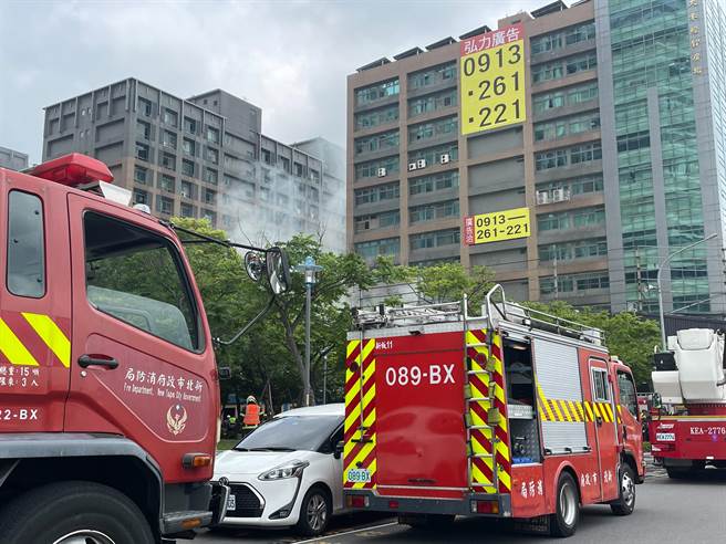 从外观可看见明显白烟冒出。（叶书宏摄）