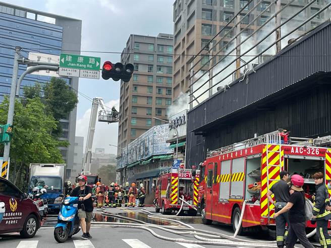 发生火警的是一家物流公司的仓库，警消目前在抢救中。（叶书宏摄）