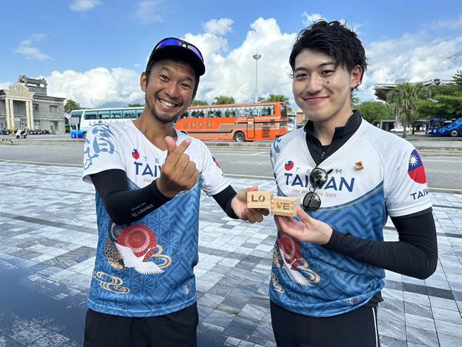 日本神户GPS跑者志水直树（左）跟自行车跟拍记录摄影制作人增尾圭亮（右），今年发起「2023 GPS Run for LOVE极点环台」，18日从桃园中坜开跑，今天将从花莲前往宜兰。（罗亦晽摄）