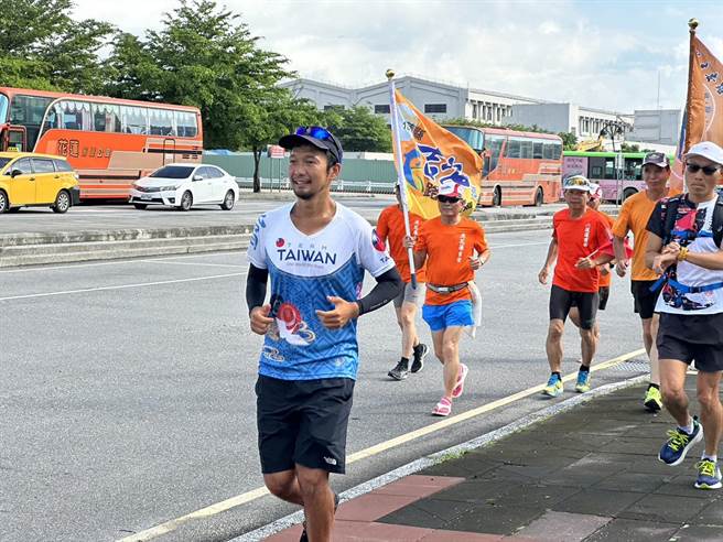 日本神户GPS跑者志水直树今年发起「2023 GPS Run for LOVE极点环台」，18日从桃园中坜开跑，今天将从花莲前往宜兰。（罗亦晽摄）