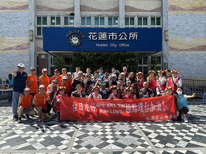日本神户GPS跑者志水直树今年发起「2023 GPS Run for LOVE极点环台」，18日从桃园中坜开跑，今天将从花莲前往宜兰，花莲市公所团队一早大阵仗的为其团队加油打气。（罗亦晽摄）