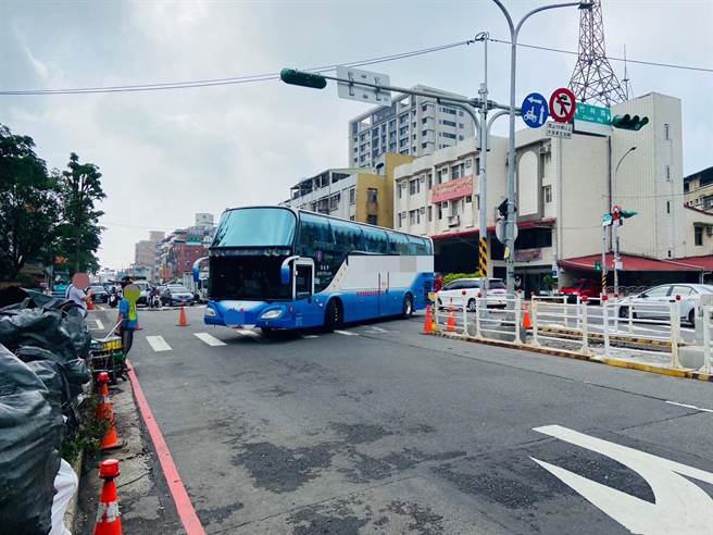 游览车因转弯时未礼让行人导致车祸发生，警方将依法开罚。（警方提供）