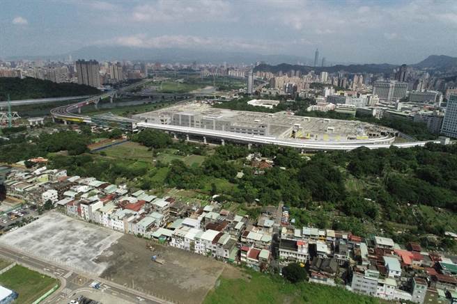 新店十四张B单元启动地上物查估。（地政局提供）