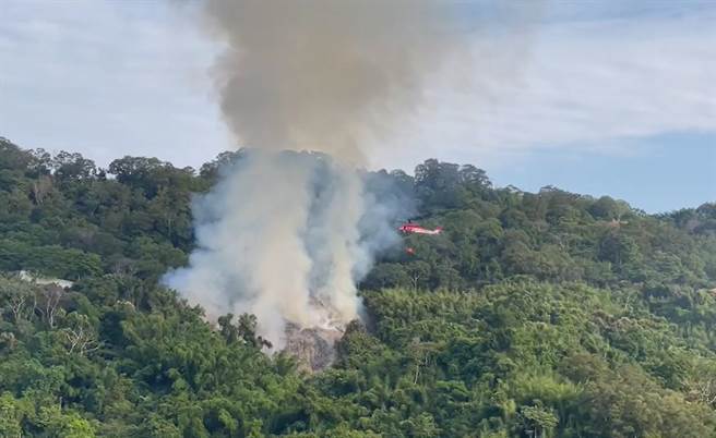 苗栗县大湖乡新开村十份山区昨天发生山林火警，空勤总队出动直升机救火。（苗栗县消防局提供／李京升苗栗传真）