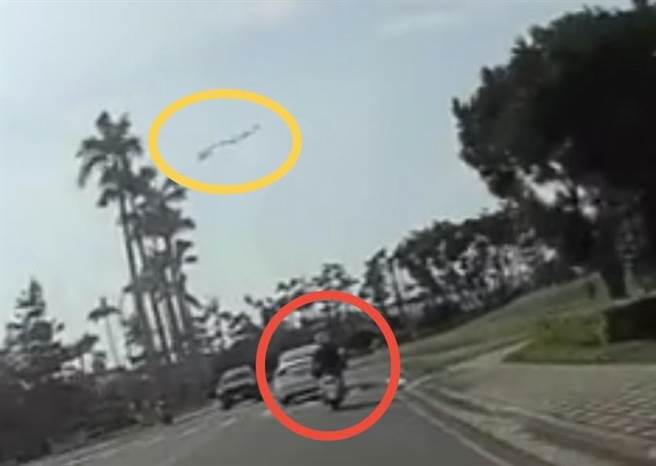 高姓女子4日骑机车（红圈）回家行经亲情公园附近，惨遭风筝尼龙线割喉。（民眾提供／杨静茹南投传真）