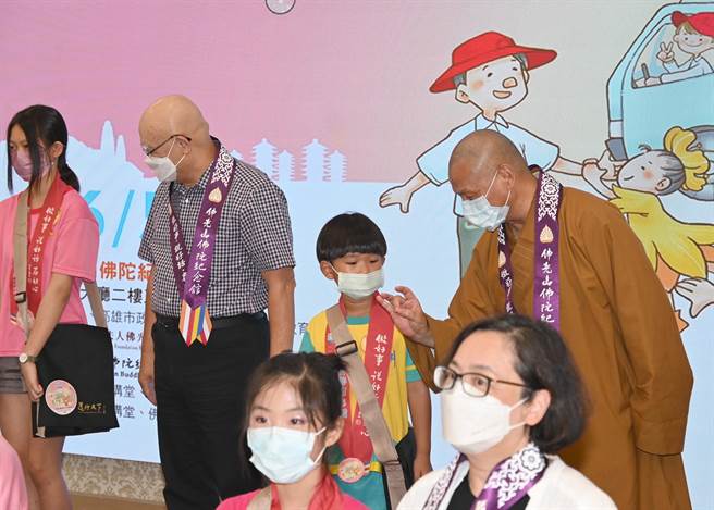 高屏地区偏乡学校联合毕业典礼5日在佛光山佛陀纪念馆举行，佛光山常务副住持慧传法师（右上）致赠书包给毕业生。（林瑞益摄）