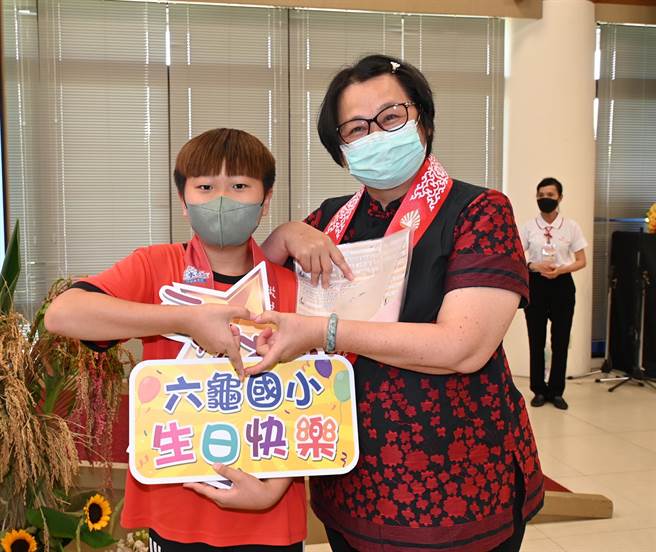 高屏地区偏乡学校联合毕业典礼5日在佛光山佛陀纪念馆举行，六龟国小校长致赠纪念品给毕业生。（林瑞益摄）