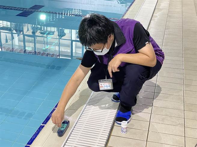 台北市卫生局现场示范抽验游泳池自由有效余氯量。（蔡佩珈摄）