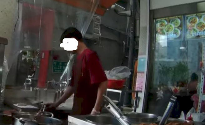 知名牛肉麵店店员拿抹布擦桌子后，抹布水直接拧进煮麵的水里。(翻摄自爆料公社)