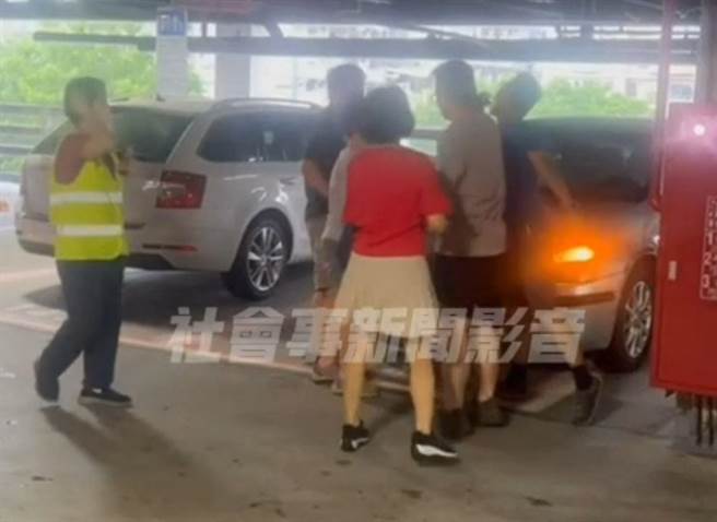 好市多高雄中华店4日有车主疑似没有载幼童却占用妇幼车位，遭另名车主识破，双方当场爆发口角。不满车位被占用的男子暴怒，对着占用的男车主怒吼「打我！」。前镇分局5日对此回应，违规停车并占用妇幼停车格者，管理单位应通报交通局，依法最重可开罚1200元。（取自「社会事新闻影音」群组／袁庭尧高雄传真）